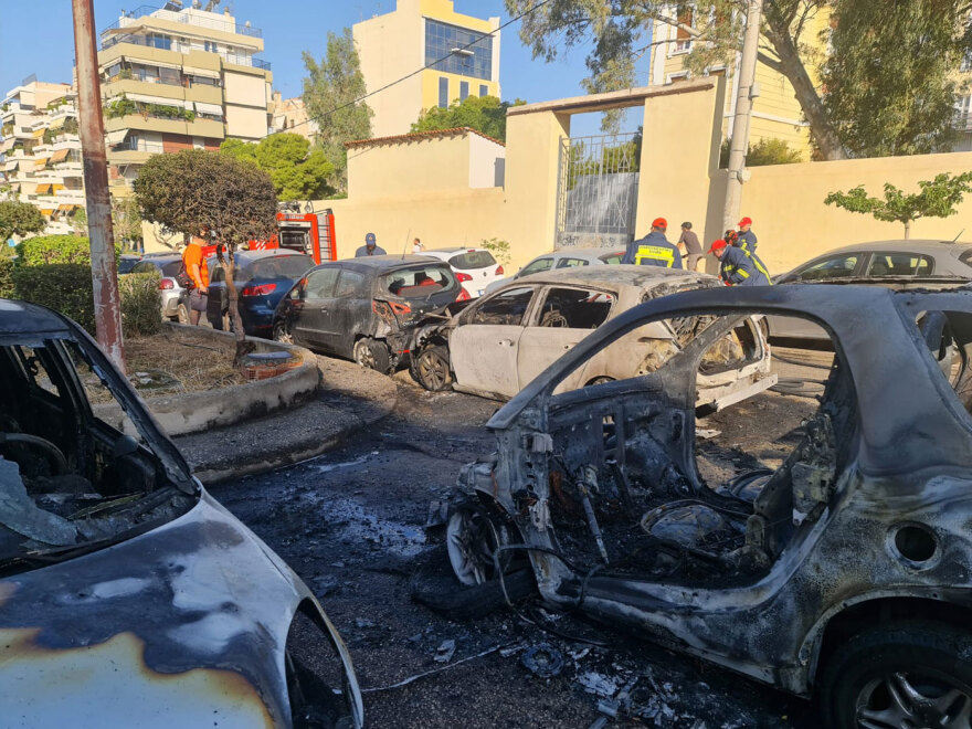 ΜΕΓΑΛΗ ΦΩΤΙΑ ΣΤΗ ΝΕΑ ΣΜΥΡΝΗ!!!! παρκαρισμένα αυτοκίνητα – Λαμπάδιασαν πριν προλάβει κανείς να αντιδράσει! (ΦΩΤΟ)