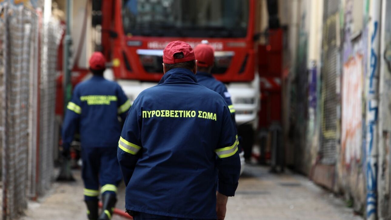 «ΦΩΤΙΑ» σε διαμέρισμα – «Με αναπνευστικά προβλήματα» ηλικιωμένος και αστυνομικός