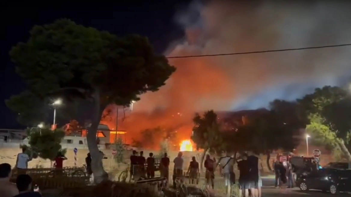 ΕΚΤΑΚΤΟ: Φωτιά στη Γλυφάδα – Καίγονται σκάφη (ΒΙΝΤΕΟ)