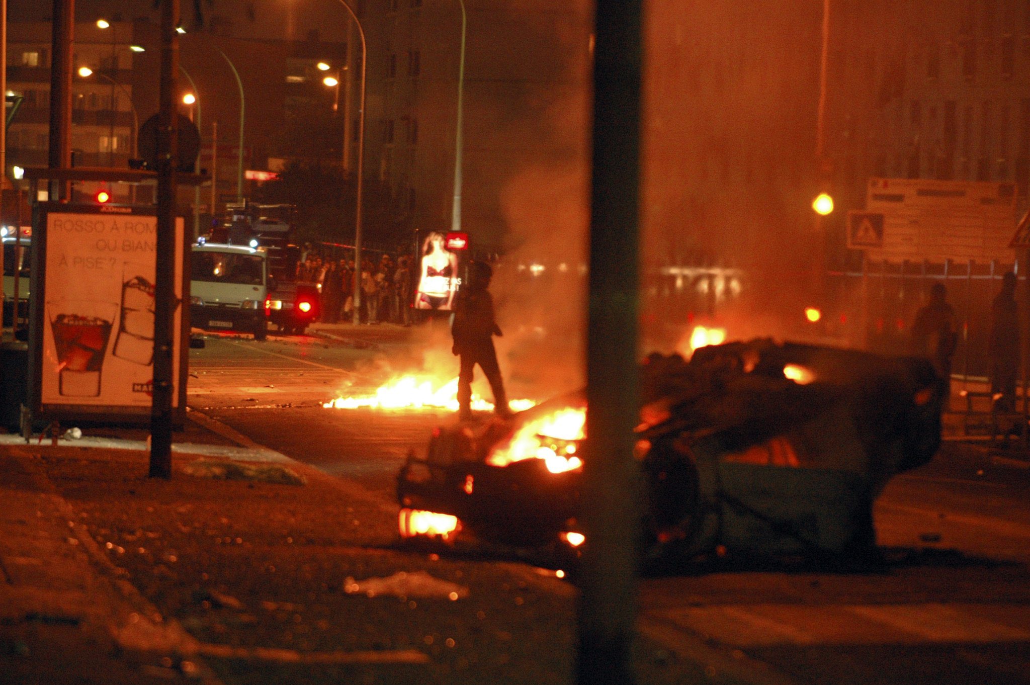 Δύο νεκροί, 559 συλλήψεις και 692 πυρκαγιές στη Γαλλία μετά τη νίκη της Παρί