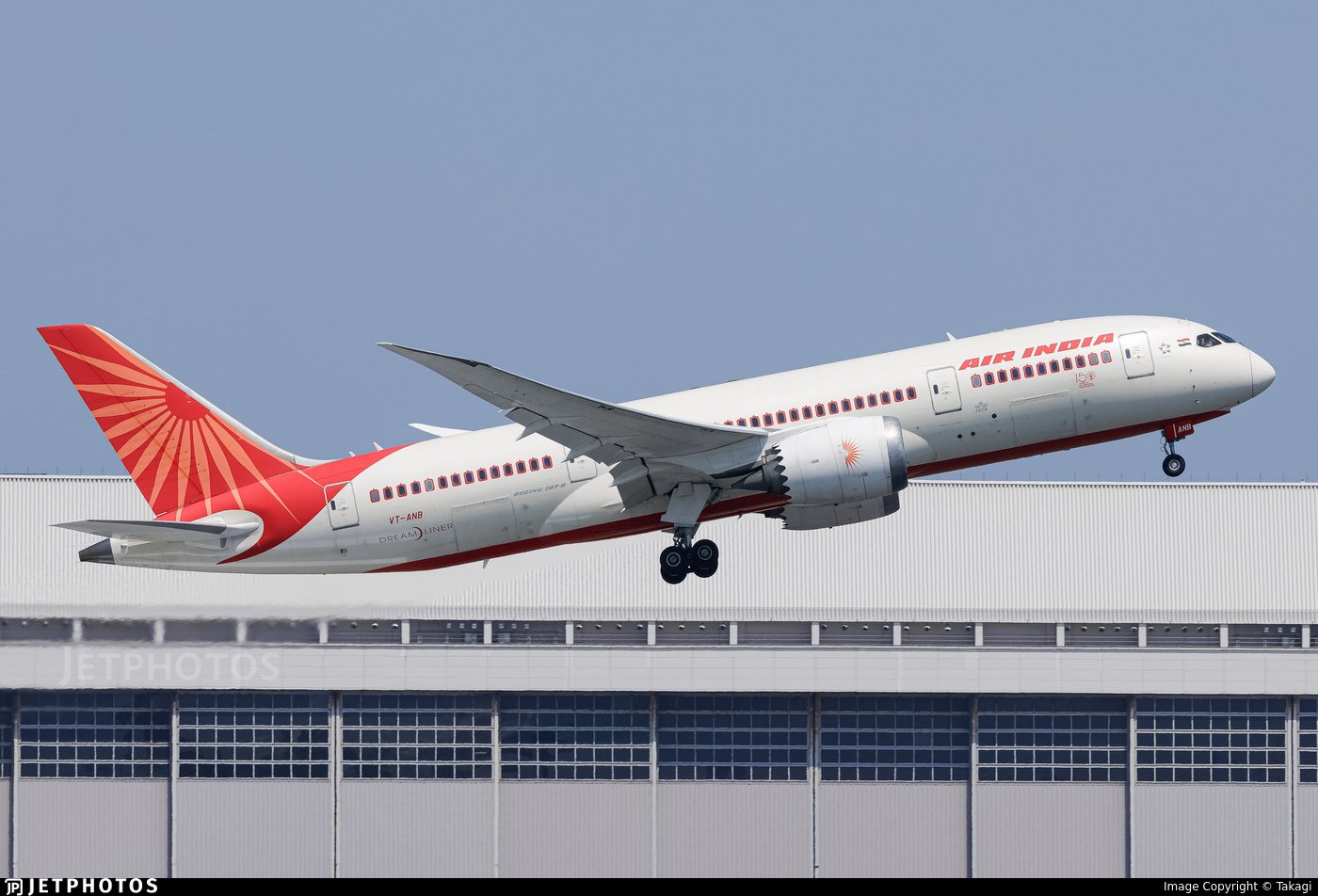 Η στιγμή της συντριβής αεροσκάφους της Air India με «242 επιβαίνοντες»