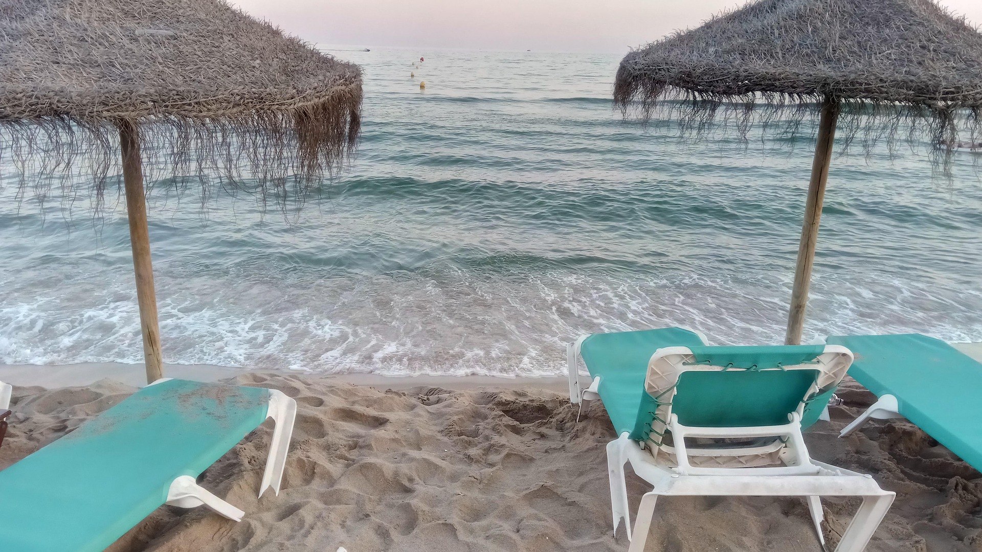 Χαλκιδική… όπως Μύκονος: Beach bars με «τιμές πίστας» και ξαπλώστρες 120 ευρώ το άτομο!