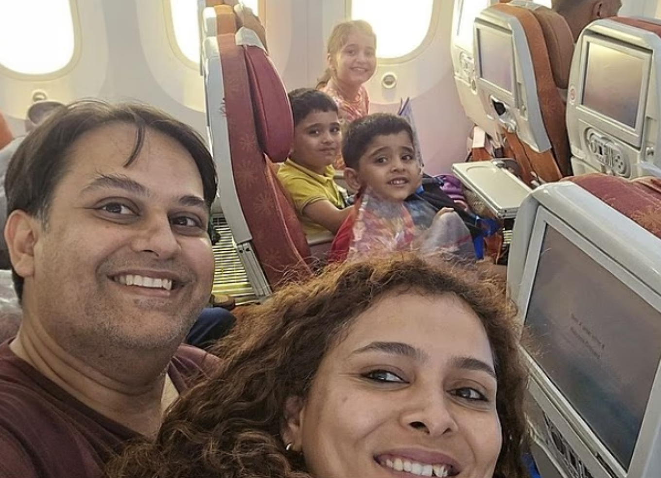 Η τελευταία οικογενειακή selfie μέσα από το αεροσκάφος που έπεσε στην Ινδία