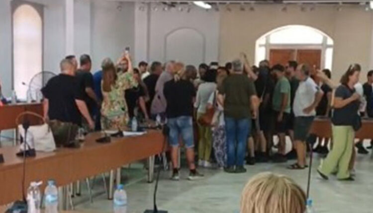 Ο Ρουβίκωνας «σάρωσε» δημοτικό συμβούλιο στο Λαύριο (ΒΙΝΤΕΟ)