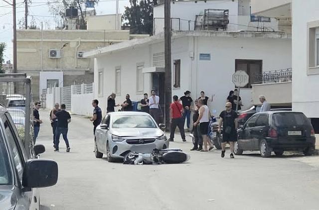 «Τραγωδία» δίπλα στην παιδική χαρά – Μηχανή συγκρούστηκε με ΙΧ (Βίντεο)