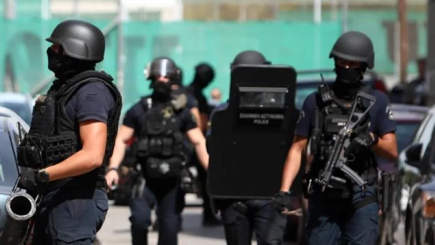 «ΕΙΔΙΚΗ» ΑΣΤΥΝΟΜΙΚΗ ΕΠΙΧΕΙΡΗΣΗ στην Μάνδρα – 16 Συλλήψεις – «Εκλεβαν» ρεύμα από κολώνα «φωτισμού» με καλώδιο 150 μέτρων !-ΔΕΙΤΕ  ΒΙΝΤΕΟ