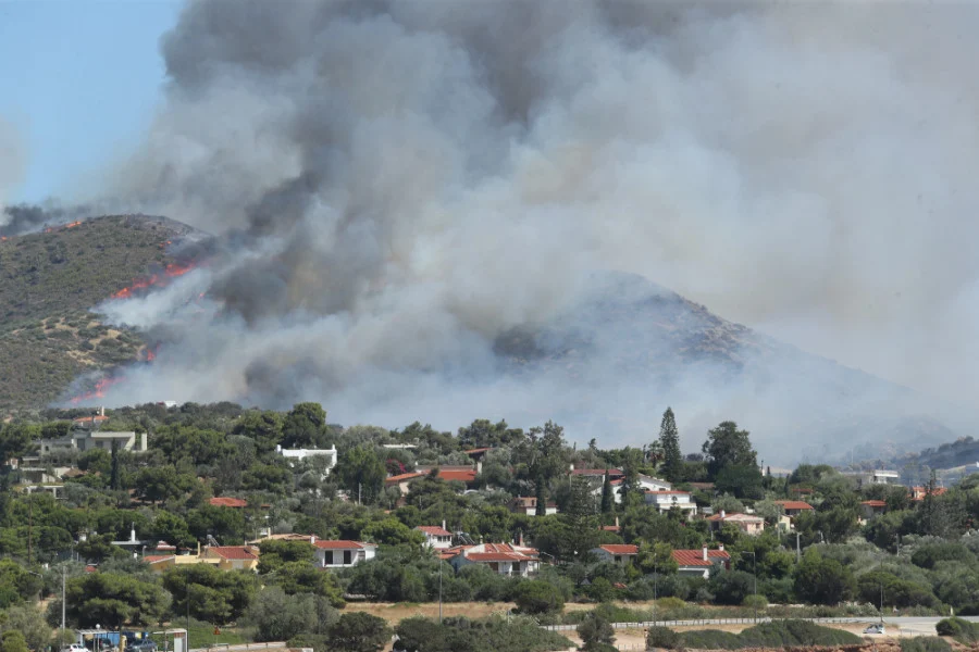 Σε «ύφεση» η πυρκαγιά στην Παλαιά Φώκαια – «Μάχη» με διάσπαρτες εστίες