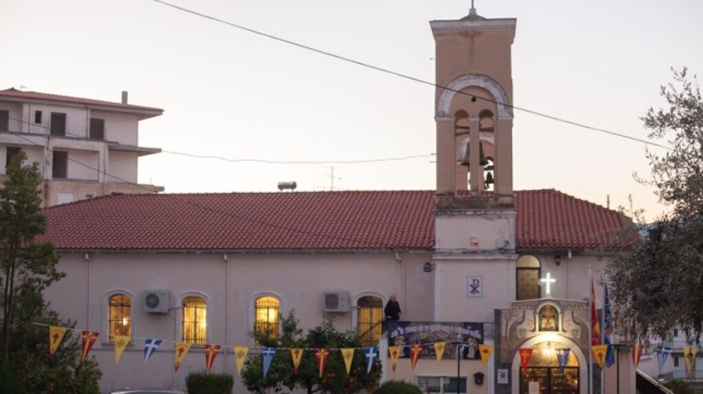«ΕΠΕΙΣΟΔΙΑΚΗ» Θεία Λειτουργία – Νεαρός «ΜΠΟΥΚΑΡΕ» σε ΕΚΚΛΗΣΙΑ «βρίζοντας» γιατί τον ξύπνησαν οι καμπάνες !