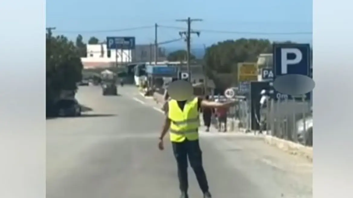 «Τουρίστες» με χειροπέδες – Η ΕΛ.ΑΣ παγίδευσε παράνομους  παρκαδόρους (Βίντεο)