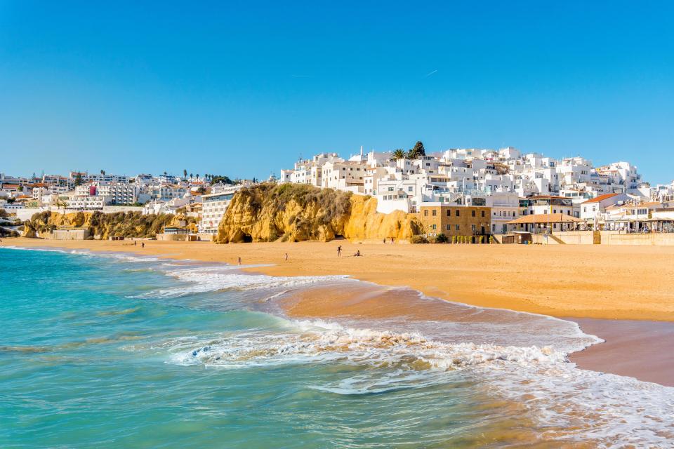 ΣΟΚ – Βρετανός τουρίστας, 21 ετών, βρέθηκε νεκρός στο δρόμο στο δημοφιλές θέρετρο Algarve