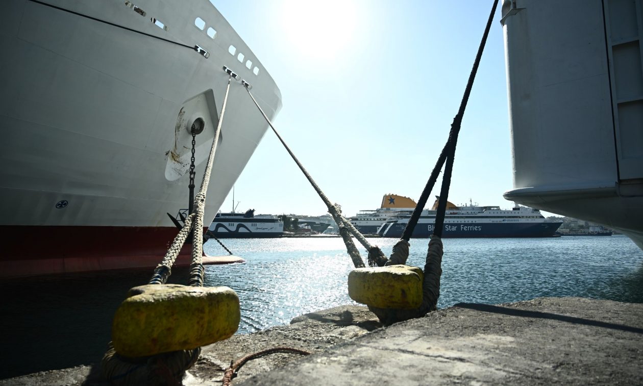 «Δεμένα» τα πλοία σε Πειραιά, Ραφήνα και Λαύριο λόγω «θυελλωδών ανέμων»