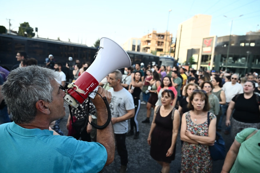 Πήγαν για πορεία, γύρισαν με εγκαύματα – Μολότοφ δίπλα σε πολίτες στη μέση του δρόμου! (ΦΩΤΟ-ΒΙΝΤΕΟ)
