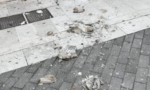 Σοκ στον Πειραιά: κατέρρευσε μέρος μπαλκονιού!