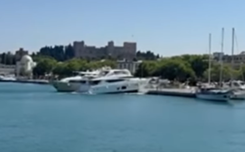 Θαλαμηγός έπεσε με φόρα στον προβλήτα! (Βίντεο)