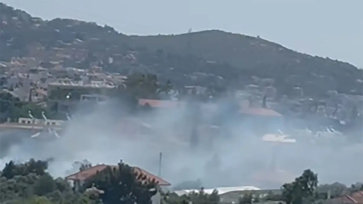 EKTAKTO: Φωτιά σε οικόπεδο δίπλα στο Σισμανόγλειο