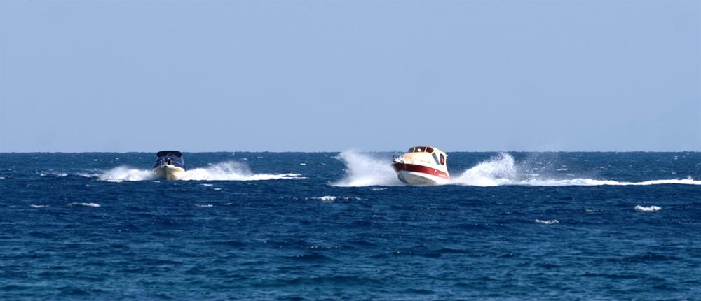 Σαντορίνη: Αμερικανίδες τουρίστριες φεύγουν από το νησί με φορείο