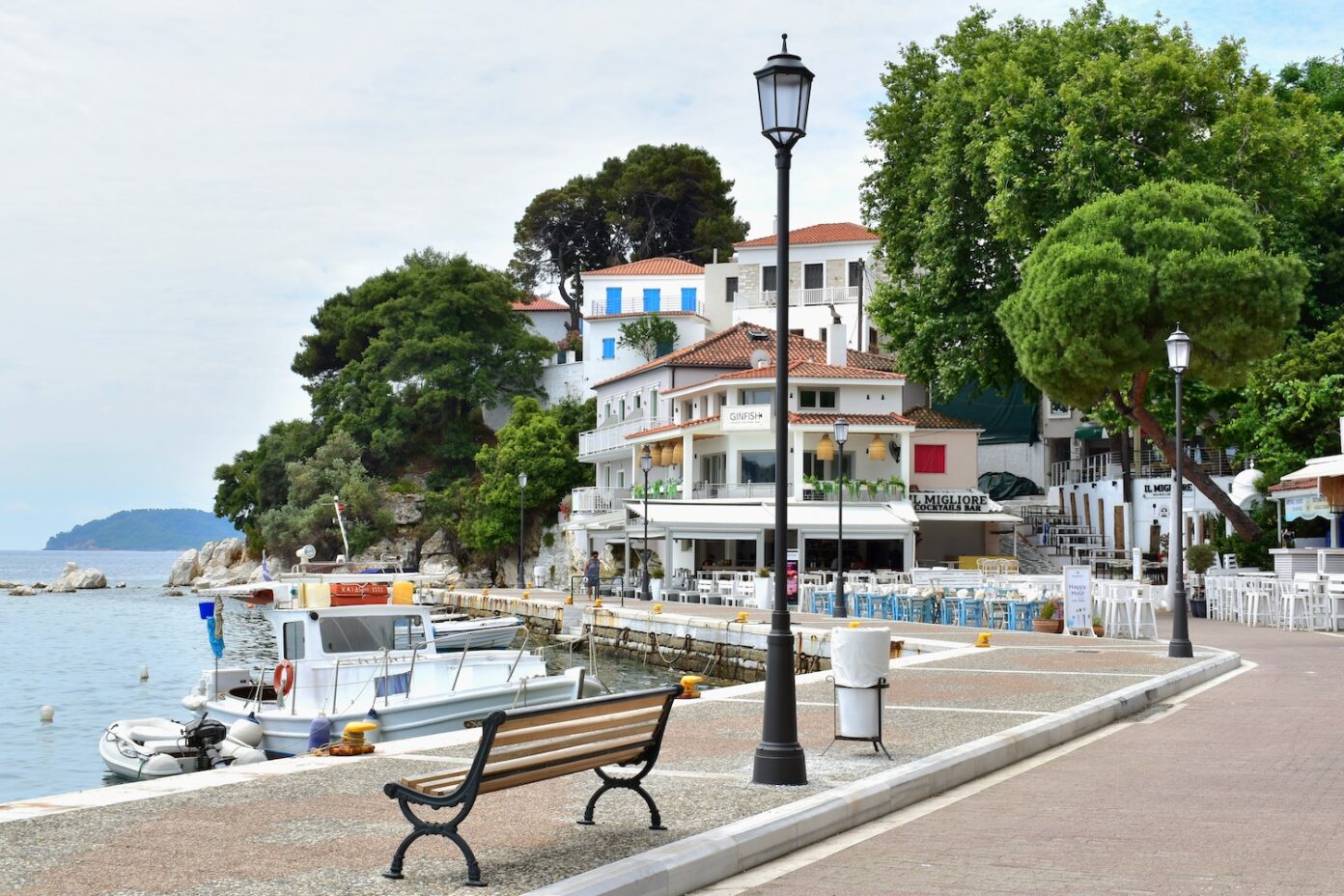 Σκιάθος – Τουρίστρια έπεσε στην θάλασσα στο λιμάνι -«Βούτηξε» και την έβγαλε λιμενικός