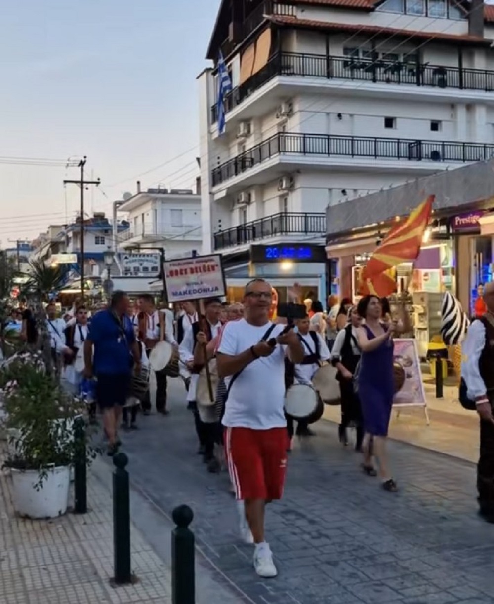 «ΟΝΕΙΔΟΣ ΚΑΙ ΑΙΣΧΟΣ»: Σκοπιανοί παρελαύνουν στην Κατερίνη με πλακάτ με το όνομα «Μακεδονία» – Τί «κάνει» η κυβέρνηση;