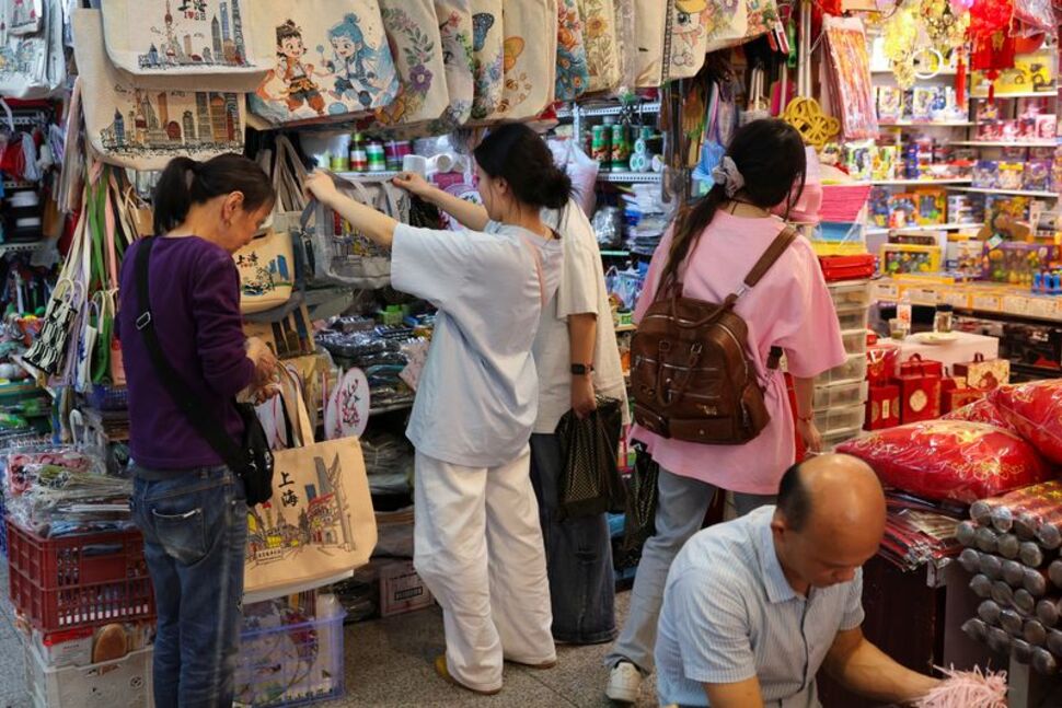 Οι τιμές καταναλωτή στην Κίνα «υποχωρούν και πάλι», βαθαίνοντας τις ανησυχίες για τον αποπληθωρισμό, καθώς η ζήτηση παραμένει αδύναμη