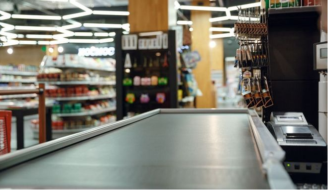 «Τρελάθηκε» στο σούπερ μάρκετ – Ξήλωσε ταμείο επειδή τον έπιασαν να κλέβει!