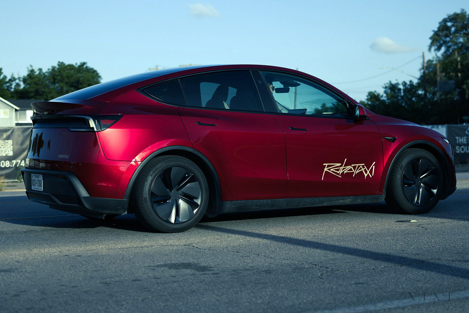 Η Tesla εγκαινιάζει το μοντέλο Y Robotaxi χωρίς οδηγό στο Austin