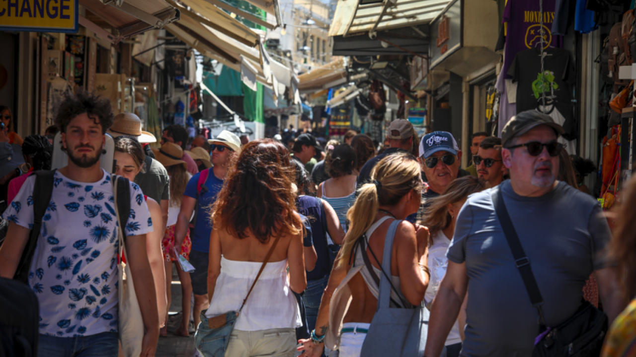 Κλεφτρόνια στην Πλάκα – «Κρυμμένα»… στα μαλλιά της είχε 1.360 ευρώ και δολάρια!