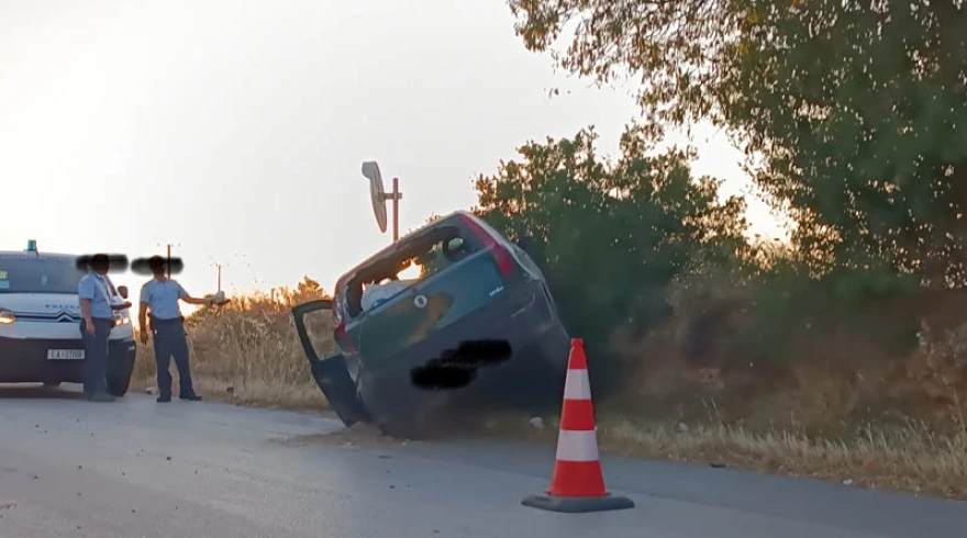 Αυτοκίνητο ξέφυγε από τον δρόμο και «βρήκε» θάμνο! (ΦΩΤΟ)