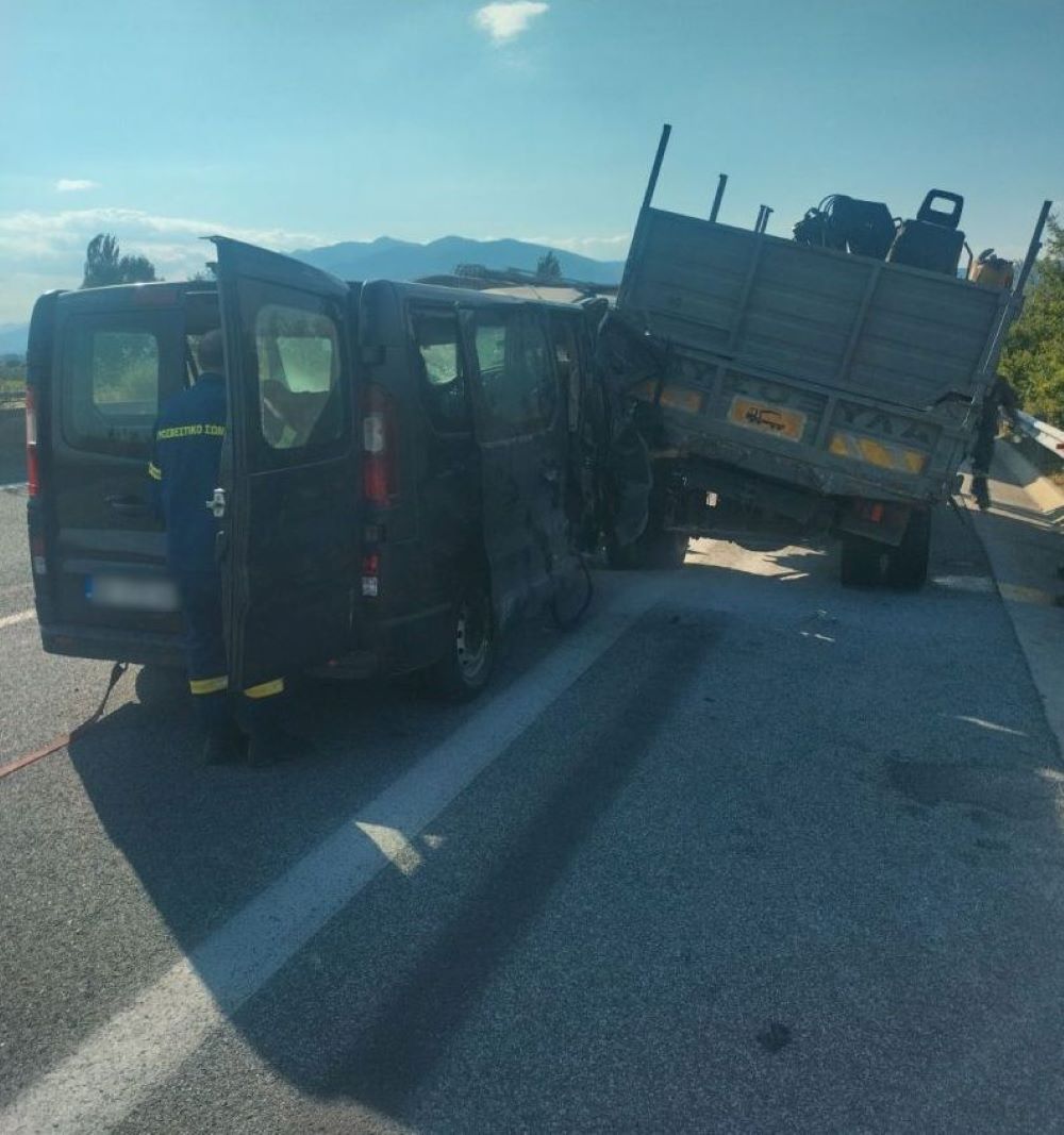 «ΣΥΓΚΡΟΥΣΗ» βαν με φορτηγό – ΕΠΤΑ ΤΡΑΥΜΑΤΙΕΣ
