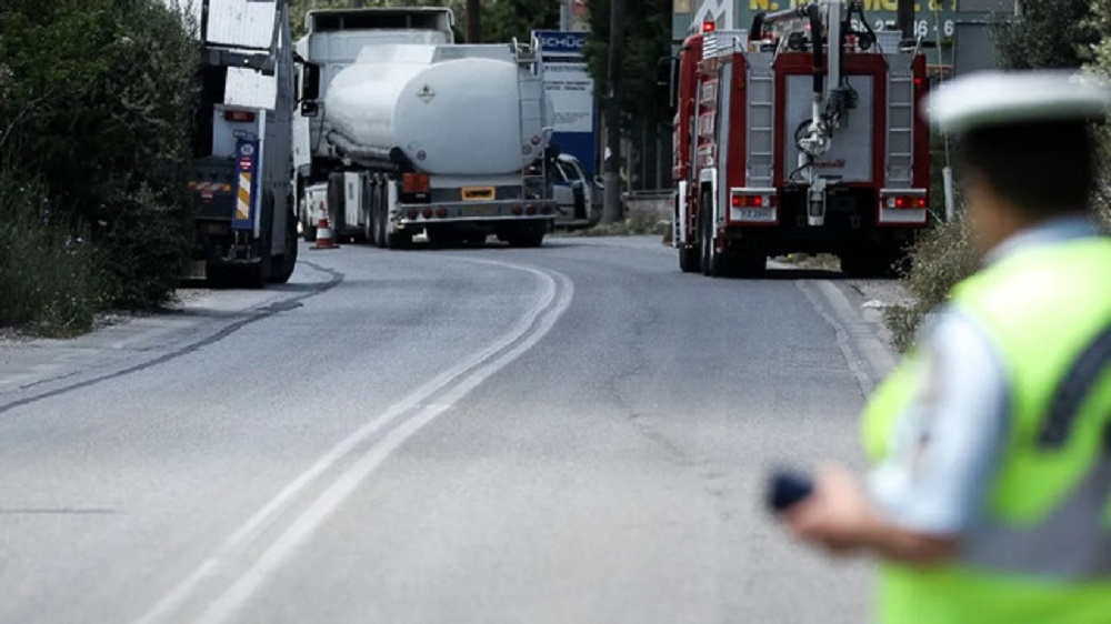Μενίδι: Βυτιοφόρο «καρφώθηκε» σε μάντρα αυτοκινήτων