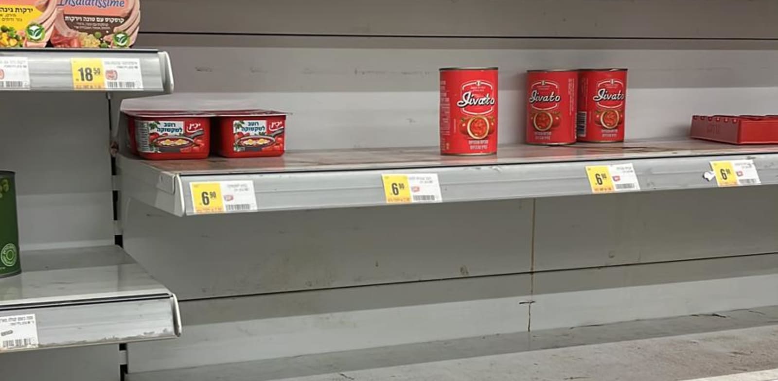 Οι Ισραηλινοί είναι σε «υστερία», αγοράζουν πανικόβλητοι καθώς περιμένουν την απάντηση του Ιράν