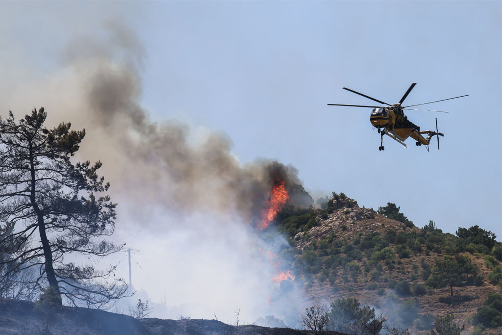 «ΠΥΡΙΝΟΣ ΕΦΙΑΛΤΗΣ» στη Χίο – Πολλά τα «μέτωπα» – Προς τα Μαστιχοχώρια «κινείται» η φωτιά