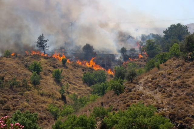 ΕΚΤΑΚΤΟ: Η Χίος στις φλόγες, οι Καρυές σε κίνδυνο –  Βρέθηκε μπιτόνι με βενζίνη!