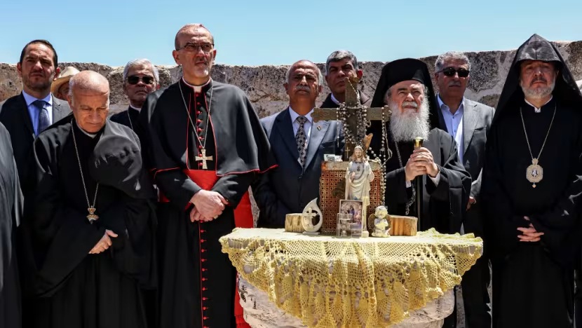Κορυφαίοι κληρικοί των Αγίων Τόπων επισκέπτονται τη Γάζα μετά το «φονικό χτύπημα σε εκκλησία»