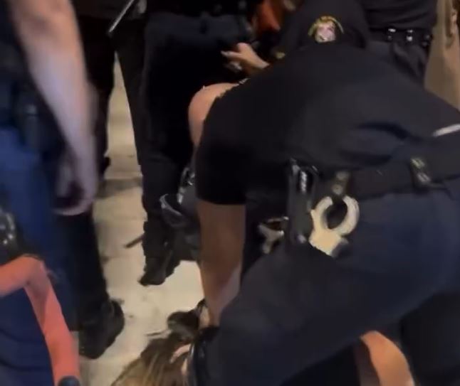 Συνελήφθη αστυνομικός – Πέταξε κάτω διαδηλωτή και τον σακάτεψε!