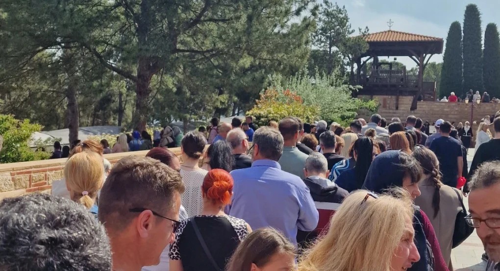Ουρές για τη γιορτή του Αγίου Παϊσίου στη Σουρωτή (BINTEO)