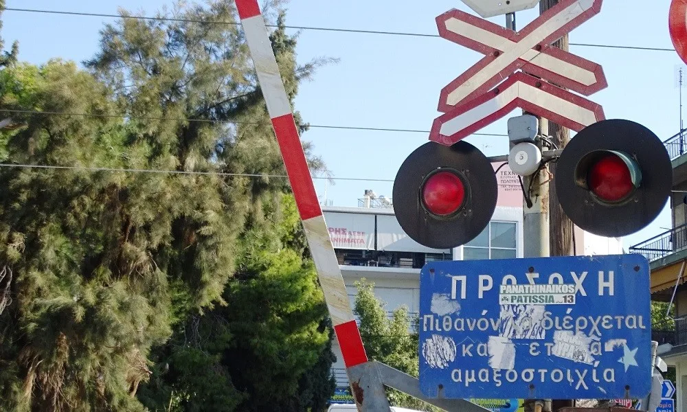 «ΤΡΕΛΑ» στη Λαμία – Ο λόγος που επιπόλαιος οδηγός πάρκαρε πάνω στον σιδηρόδρομο! [ΦΩΤΟ]