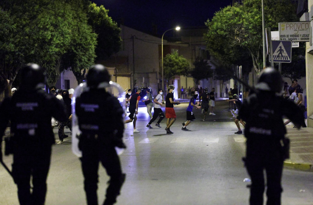 Βίαιες ταραχές στην Ισπανία – «Λαθρομετανάστες» ξυλοκόπησαν 68χρονο