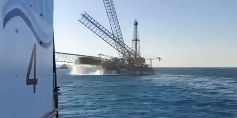 Πλοίο γεώτρησης πετρελαίου «ανατράπηκε» στον Κόλπο του Σουέζ