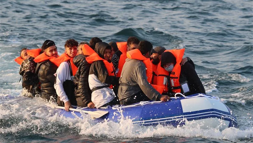 Και άλλοι μετανάστες διασχίζουν τη Μάγχη μια ημέρα μετά την υπογραφή συμφωνίας μεταξύ Μακρόν και Στάρμερ
