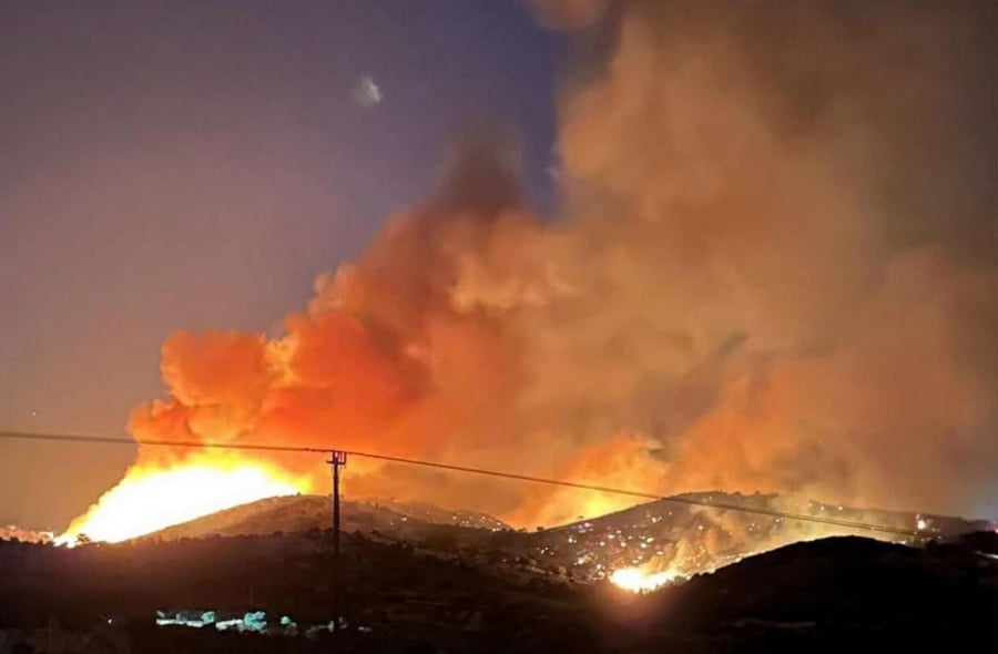 Εύβοια: Οι φλόγες «κύκλωσαν» τον Λιμνιώνα