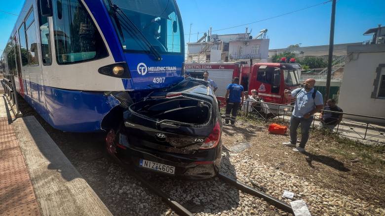 Σύγκρουση συρμού του Προαστιακού με ΙΧ στην Πάτρα – Εγκλωβισμένος ο οδηγός (ΒΙΝΤΕΟ) 