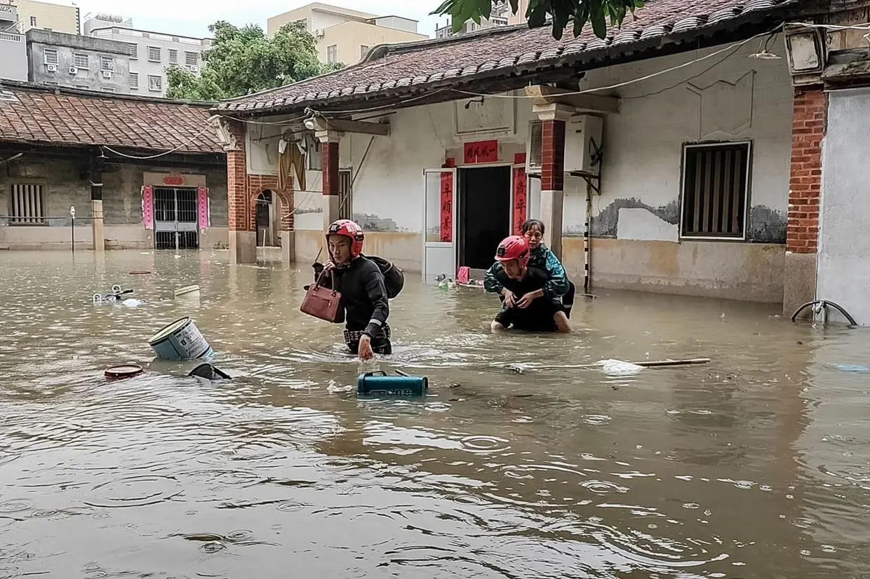 «Νεκροί» και «αγνοούμενοι» από τις πλημμύρες στη Κίνα – Χιλιάδες εκκενώσεις