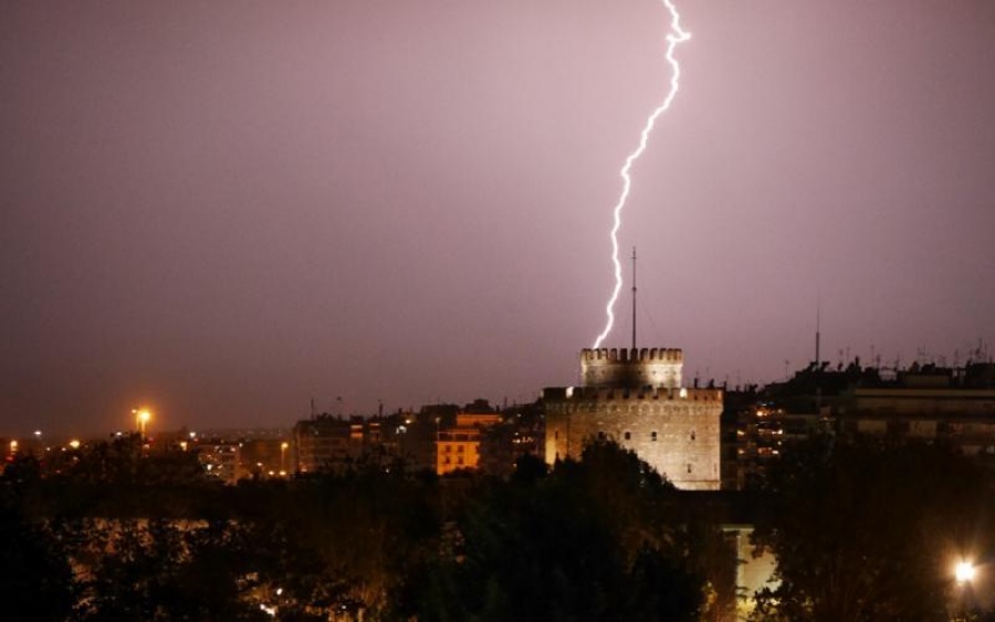 «ΞΑΦΝΙΚΗ» ΚΑΤΑΙΓΙΔΑ στη δυτική Θεσσαλονίκη – «ΠΟΤΑΜΙΑ» οι δρόμοι