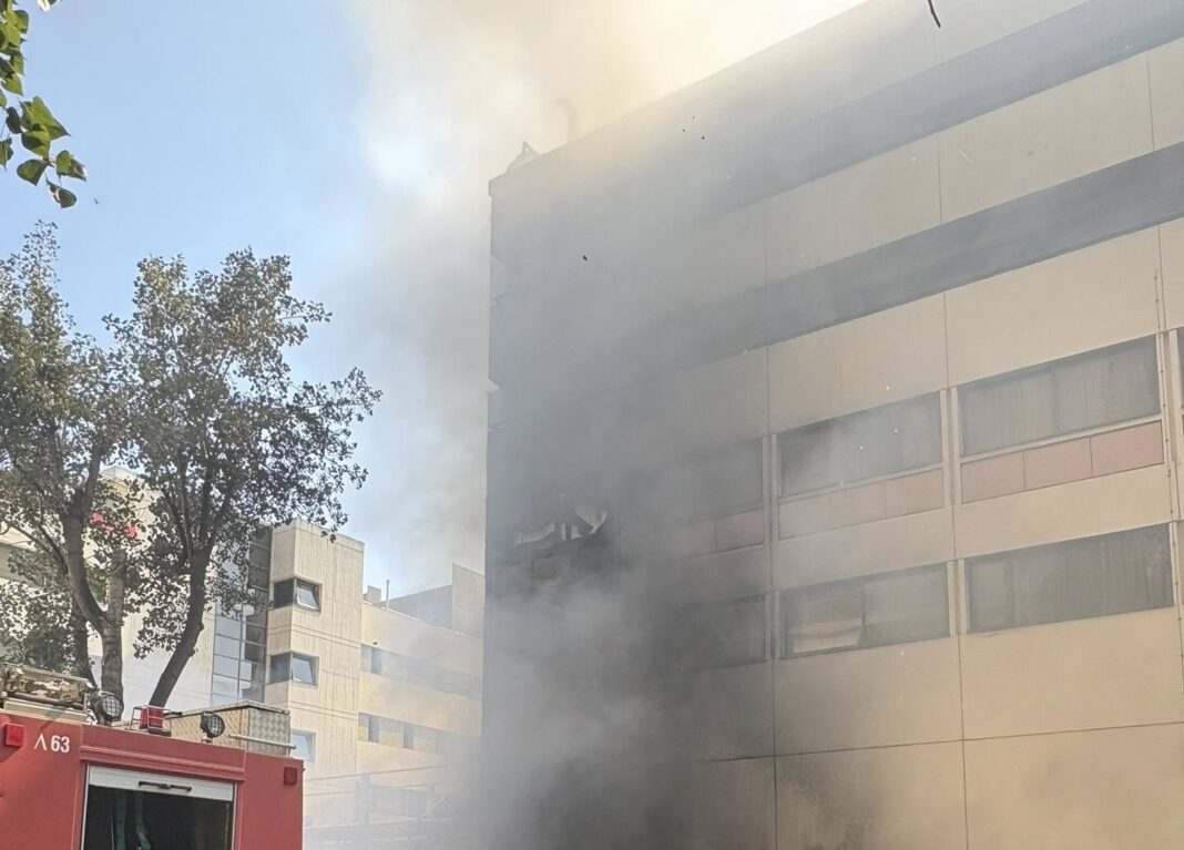 [ΕΚΤΑΚΤΟ] Φωτιά σε ιδιωτική κλινική στον Χολαργό! [ΦΩΤΟ]