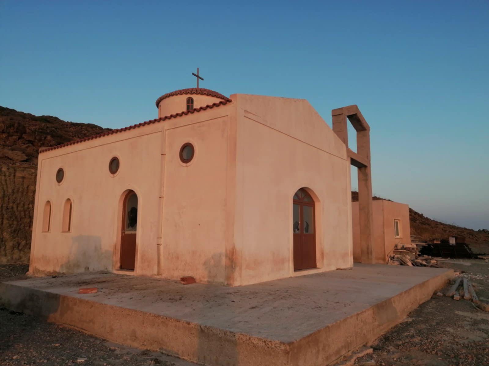 «ΦΡΙΚΗ» Εκκλησάκι έγινε φυλακή «θανάτου» – Πέθαναν στοιβαγμένα, χωρίς νερό! [ΣΚΛΗΡΕΣ ΕΙΚΟΝΕΣ]