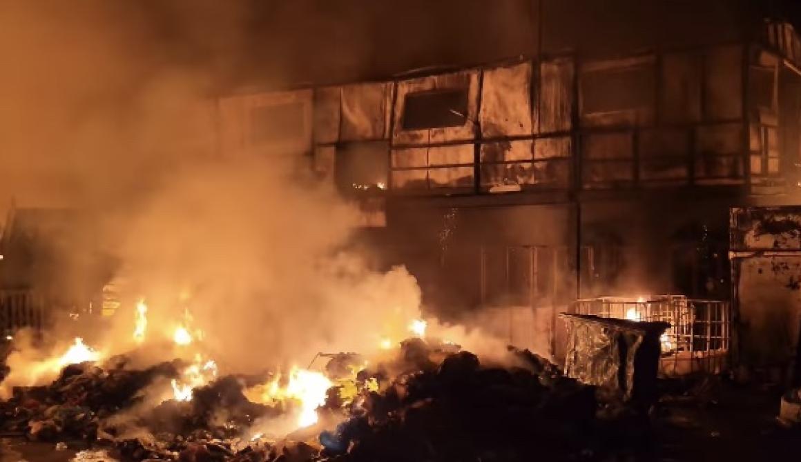 Τοξική πυρκαγιά σε εργοστάσιο – Η Λέσβος ξύπνησε με αναθυμιάσεις [ΒΙΝΤΕΟ]