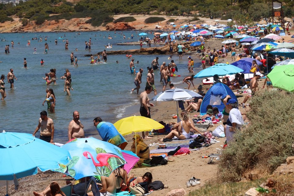 «Γεμάτες» οι παραλίες της Αττικής