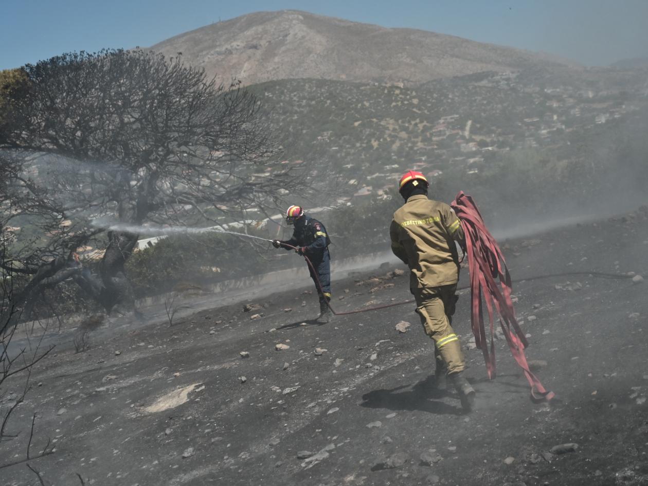 Εικόνες αποκάλυψης στο Κορωπί – Μάχη με διάσπαρτες εστίες (ΦΩΤΟ)