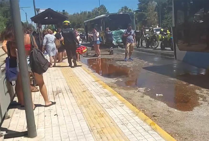 Λεωφορείο «καρφώθηκε» σε άλλο – Δείτε το σημείο του συμβάντος (ΒΙΝΤΕΟ)