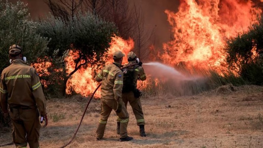Φωτιά στο Φενεό Κορινθίας: Στο νοσοκομείο δύο εποχικοί πυροσβέστες – Με σοβαρά εγκαύματα ο ένας